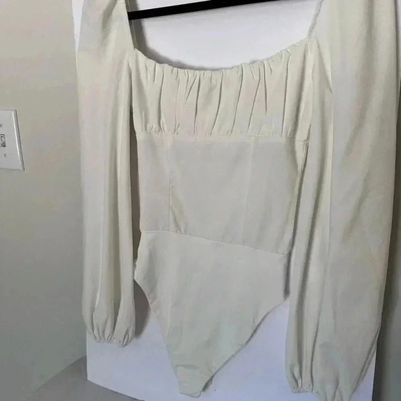 Princess Polly Balloon Sleeve Ruched Bodice Bodysuit in white. Size 0 - Picture 2 of 3